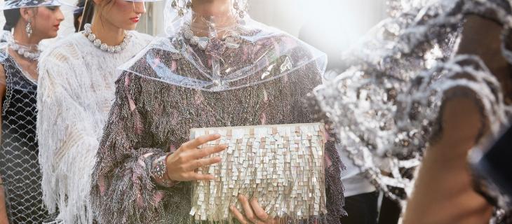 La plastica sfila in passerella con Karl Lagerfeld per Chanel 