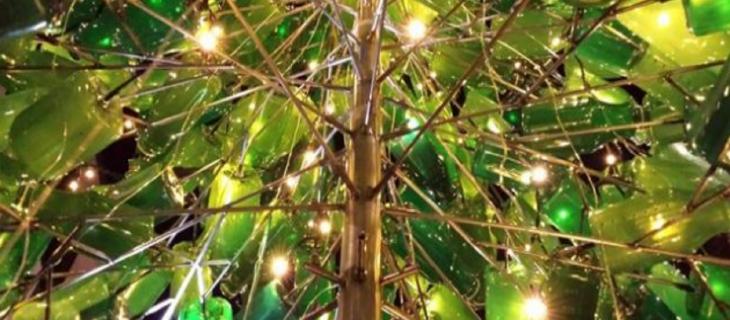 L'albero di Natale fatto di bottiglie di plastica riciclata 