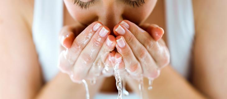 Lavarsi il viso con l’acqua frizzante fa bene, scopri perché 