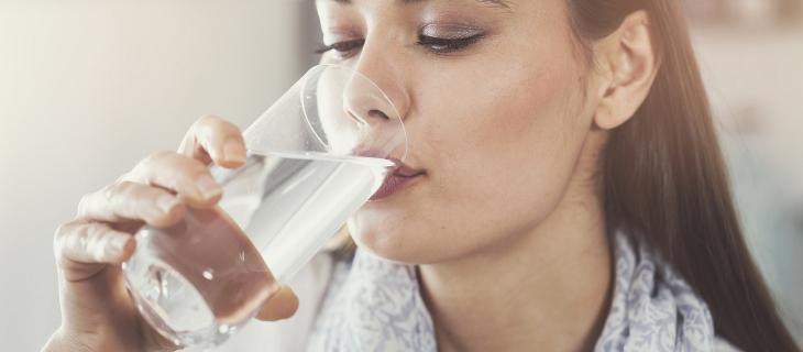 L'importanza dell'acqua nel corpo umano: funzioni, benefici e come mantenersi idratati
