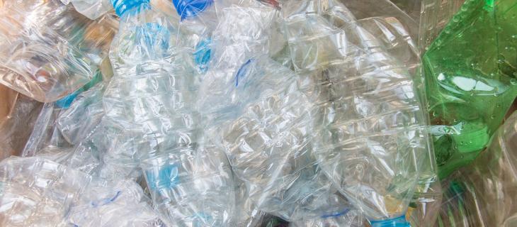 Riciclo delle bottiglie d'acqua di plastica Riciclo della plastica