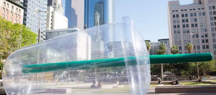 Giant Plastic: una scultura contro l'inquinamento alt_tag