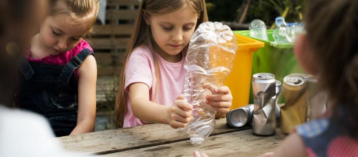 Scuola, studenti costruiscono un’aula studio fatta con bottiglie di plastica - In a Bottle Scuola, studenti costruiscono un’aula studio fatta con bottiglie di plastica - In a Bottle