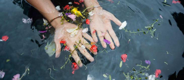 L’Importanza dell’Acqua per Diverse Etnie: Giovane Vince Concorso – In a Bottle L’Importanza dell’Acqua per Diverse Etnie: Giovane Vince Concorso – In a Bottle