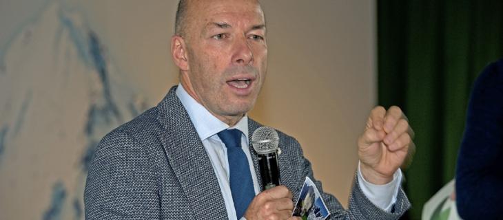 BORMIO (SO) – Un progetto che è in piena sinergia con i principi ispiratori della nuova modalità di gestione del Parco Nazionale dello Stelvio e, ancor di più, della montagna in Lombardia, che vede nella peculiarità di ogni territorio e di ogni comunità la direttrice rispetto a cui investire per un futuro migliore. E’ il pensiero di Ugo Parolo, sottosegretario di Regione Lombardia con delega alle politiche per la montagna, intervenuto in occasione della presentazione della Levissima Sharing Factory. E’ un progetto importantissimo perché in un contesto come quello che stiamo vivendo, fatto di grandi cambiamenti e ristrettezze finanziarie ed economiche, la possibilità che viene offerta da aziende importanti conosciute a livello nazionale come Levissima, di aprirsi al territorio e aprire un confronto, consente di tracciare un percorso di condivisione e di crescita che può garantire delle prospettive di sviluppo non solo per l’azienda stessa ma anche per tutto il territorio, valorizzando l’utilizzo di un bene pr BORMIO (SO) – Un progetto che è in piena sinergia con i principi ispiratori della nuova modalità di gestione del Parco Nazionale dello Stelvio e, ancor di più, della montagna in Lombardia, che vede nella peculiarità di ogni territorio e di ogni comunità la direttrice rispetto a cui investire per un futuro migliore. E’ il pensiero di Ugo Parolo, sottosegretario di Regione Lombardia con delega alle politiche per la montagna, intervenuto in occasione della presentazione della Levissima Sharing Factory. E’ un