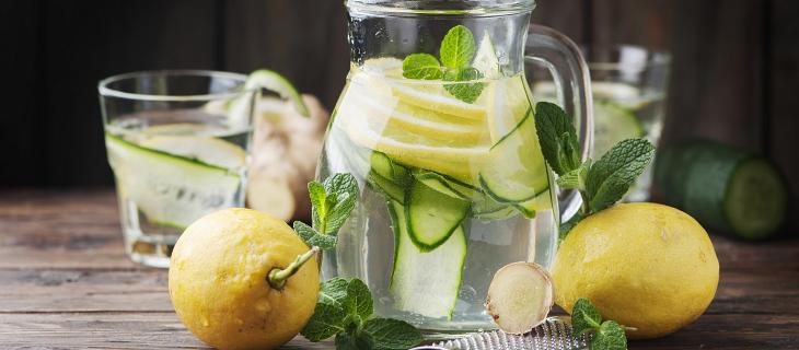 Un bicchiere d'acqua e limone per riprendersi dalle feste 
