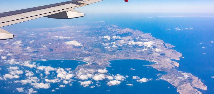 Un bicchiere d’acqua ogni ora per idratarsi in volo